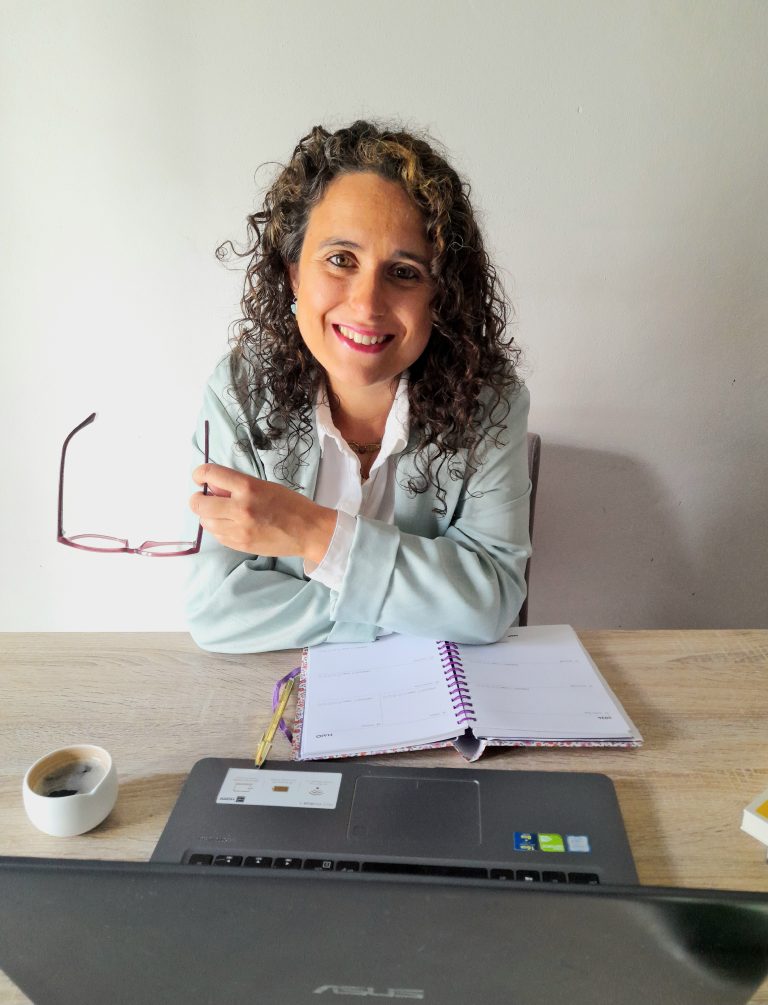 Cão relaxado simbolizando a tranquilidade dos empreendedores de pet care com apoio da assistente virtual.